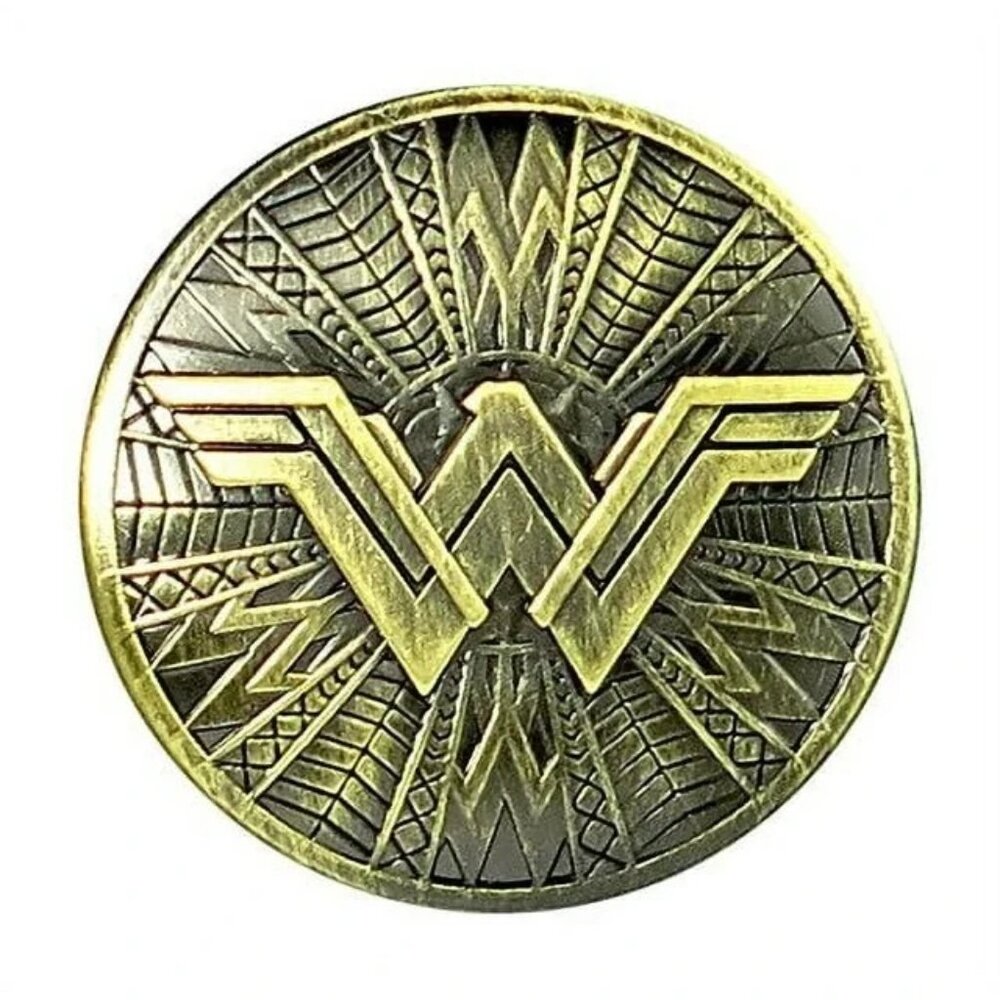 DC COMICS: WONDER WOMAN - ROUND SHIELD PEWTER PIN BY MONOGRAM - Picture 2 of 3